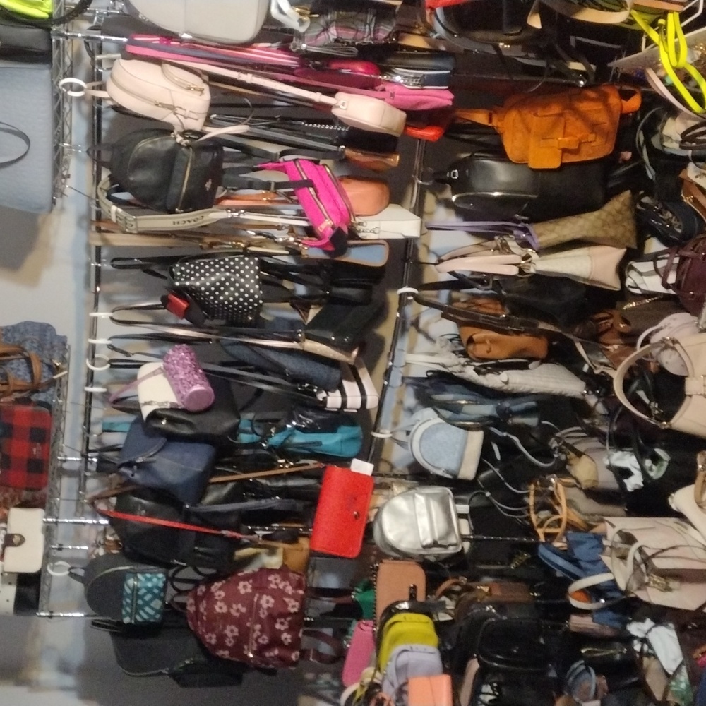 IM LIVE!! CHRISTY THE PURSE PEDDLER!! NEVER ENDING DEALS!! - Picture 4 of 9